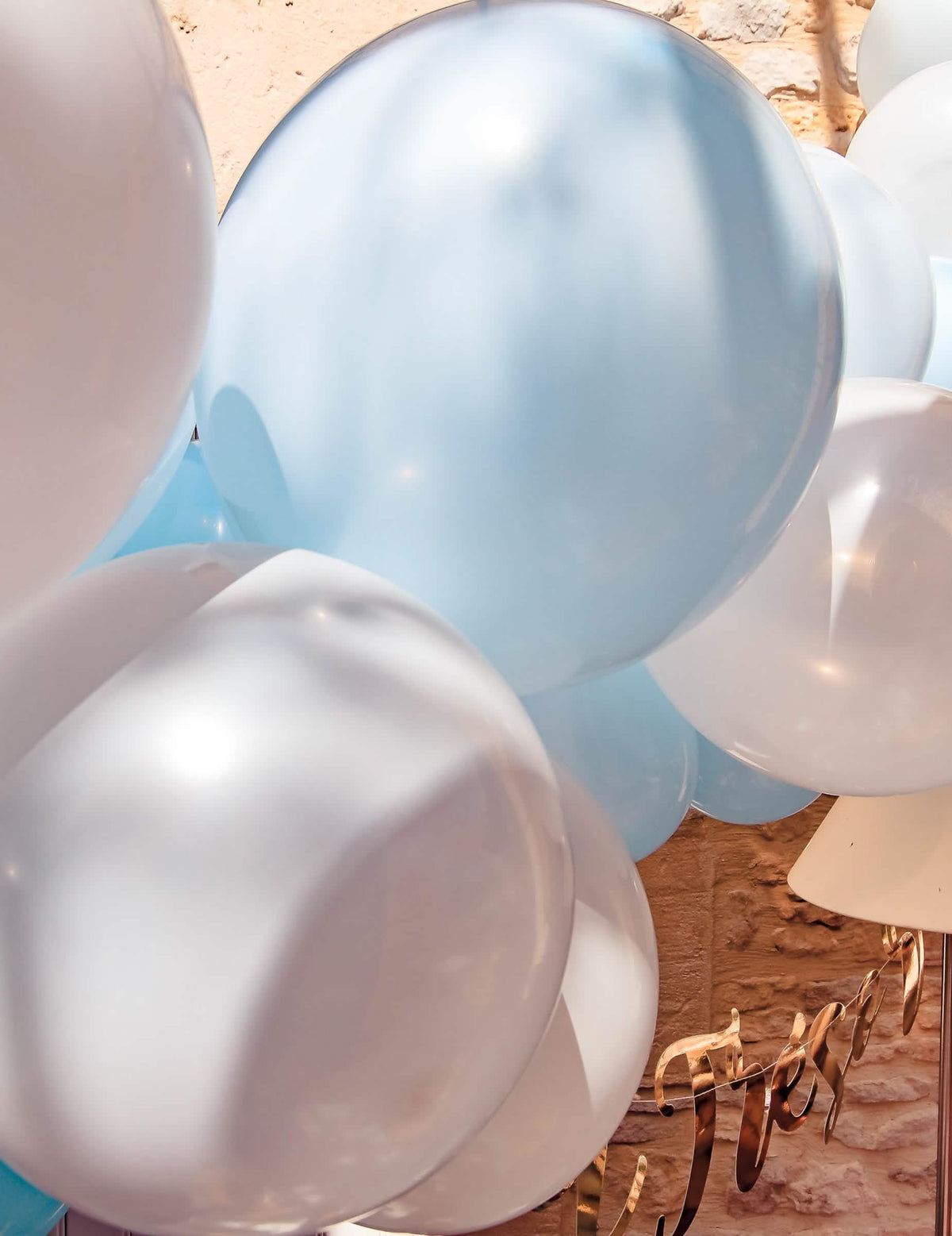 Prim-plan asupra baloanelor din kitul arc de 57 de baloane albastru și alb pentru baby shower
