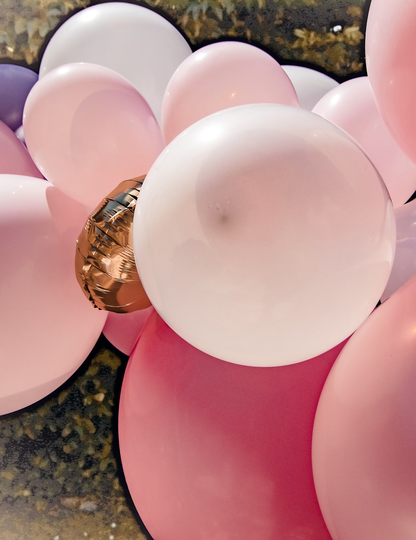 Set arcadă cu 57 de baloane roz, alb și auriu