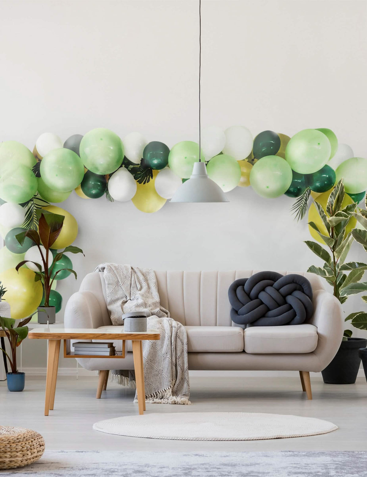 Decor într-un salon cu kitul de arcadă de 70 de baloane tropicale și frunze de junglă