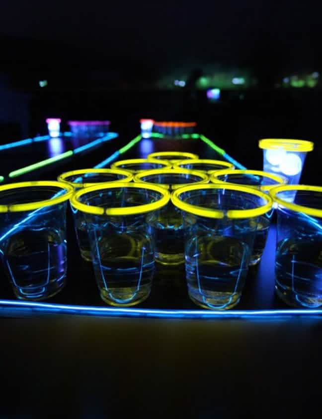 Vedere de aproape a paharelor galbene din kitul iluminat de beer pong pentru petrecere