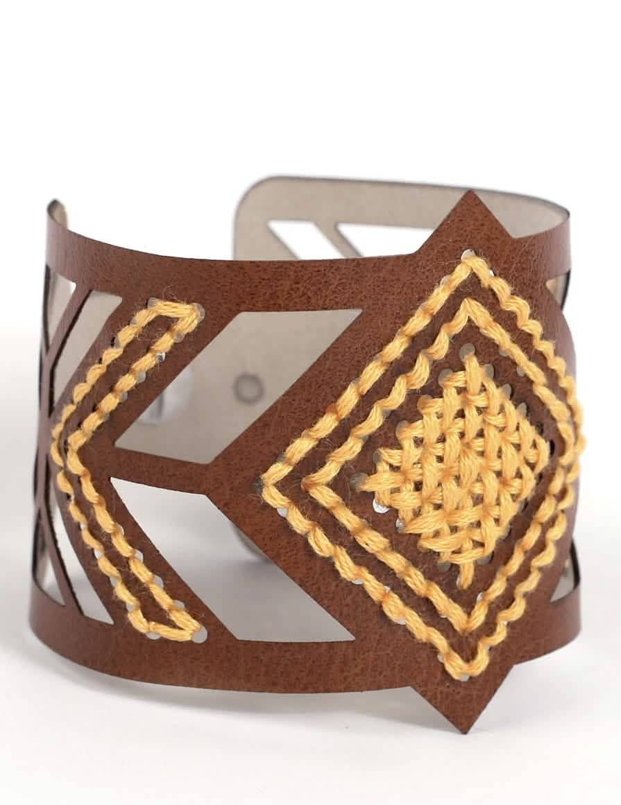 Detaliu al broderiei al kitului pentru brățară cu broderie tip manșetă cu motiv romb pentru adult