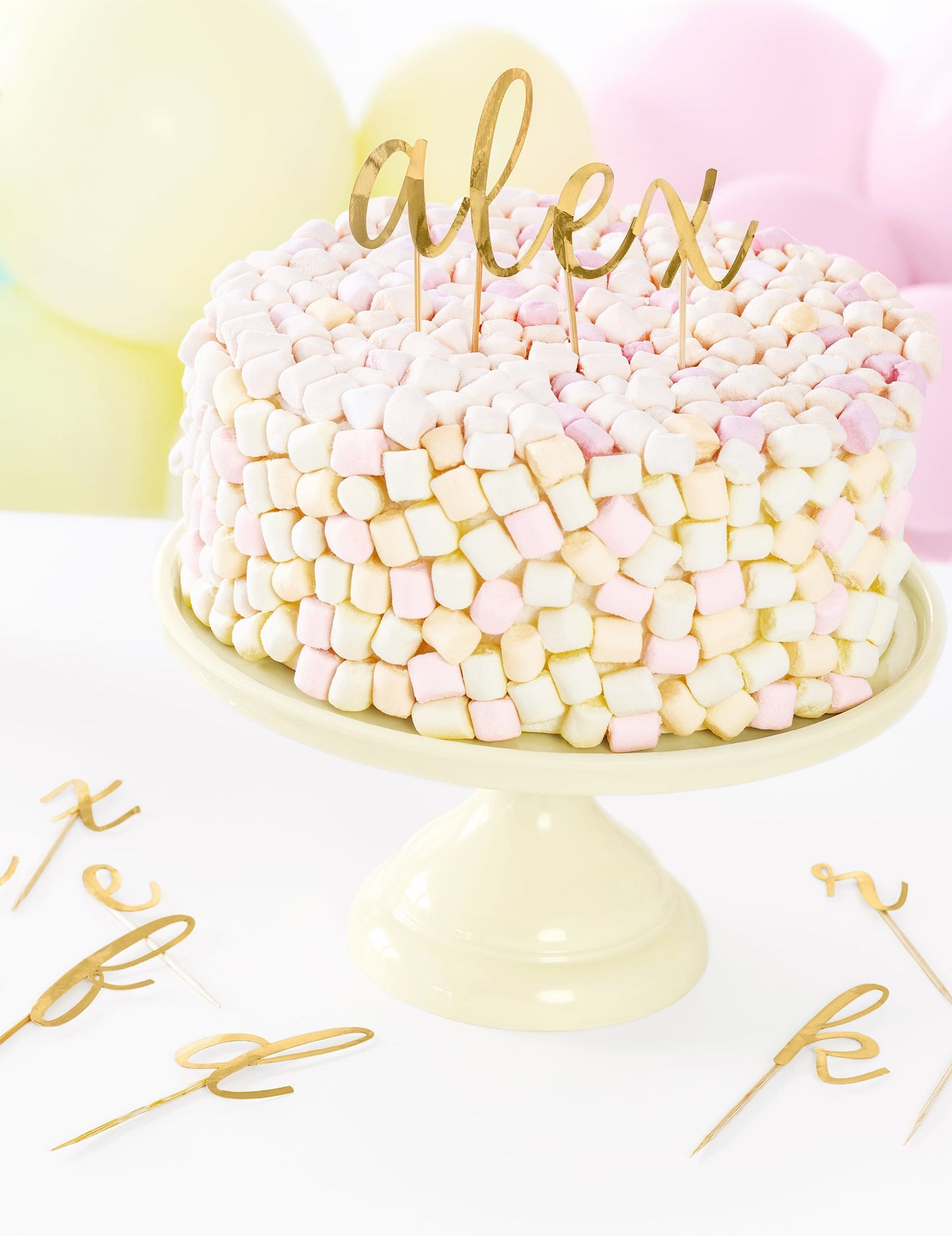 Mise en situation du kit cake toppers en bois lettres pour gâteau dorées métallisées