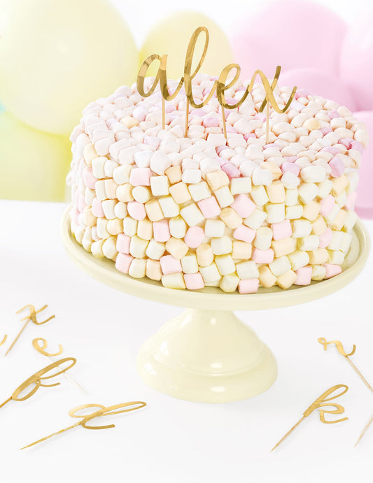 Mise en situation du kit cake toppers en bois lettres pour gâteau dorées métallisées