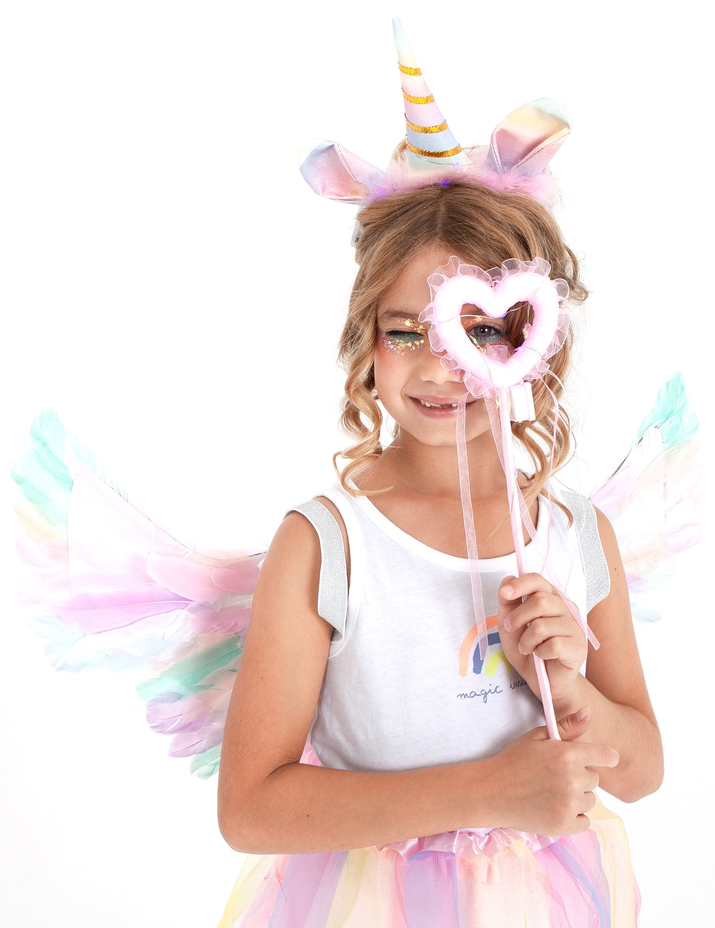 Gros plan sur la baguette magique en forme de cœur du kit déguisement licorne