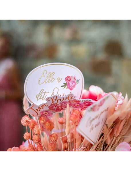 Punere în scenă a accesoriilor din Setul fotobooth 12 accesorii pentru petrecere a burlăcițelor, Floral