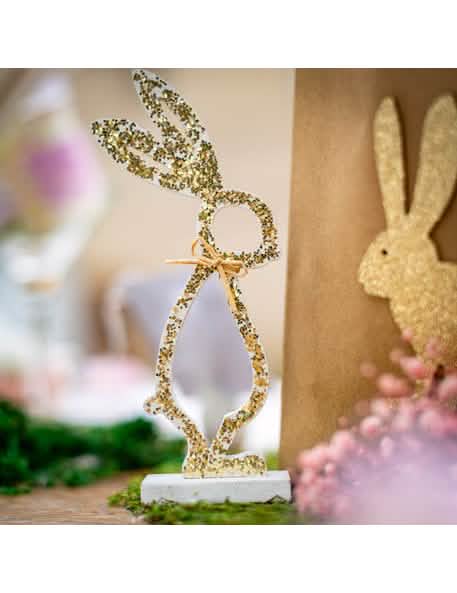 Vue de profil du lapin sur socle en bois de Pâques
