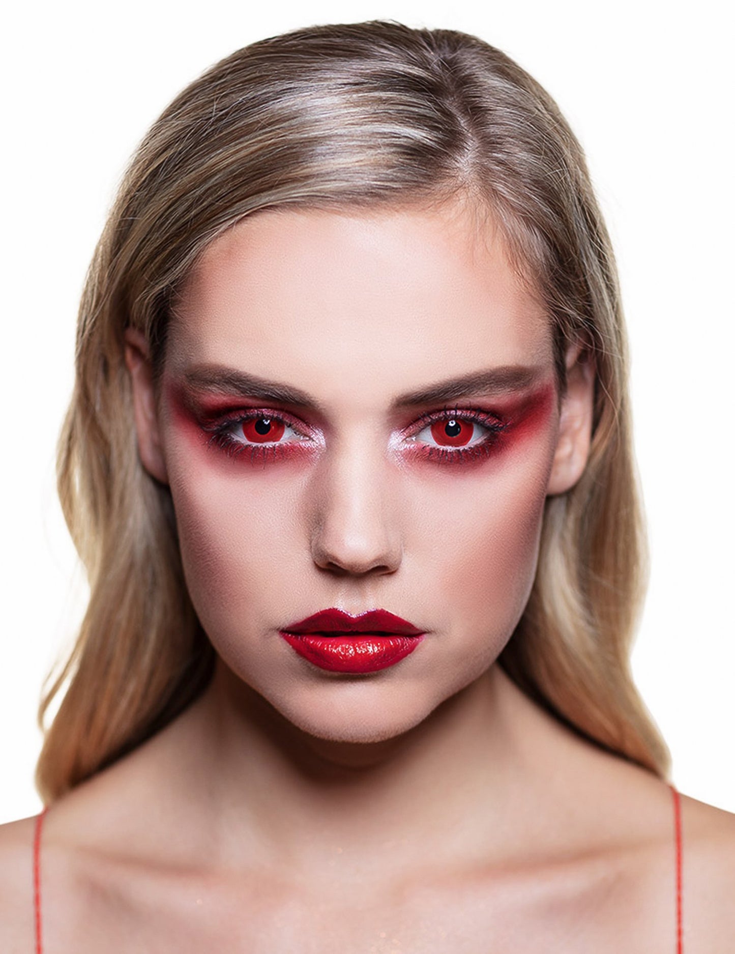 Vedere frontală a lentilelor de fantezie cu ochi roșu pentru adulți