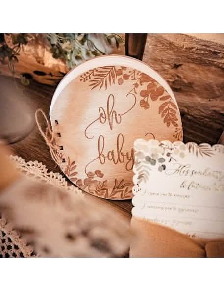 Prim-plan pe detaliile gravate ale copertei cărții de oaspeți oh baby eucalyptus