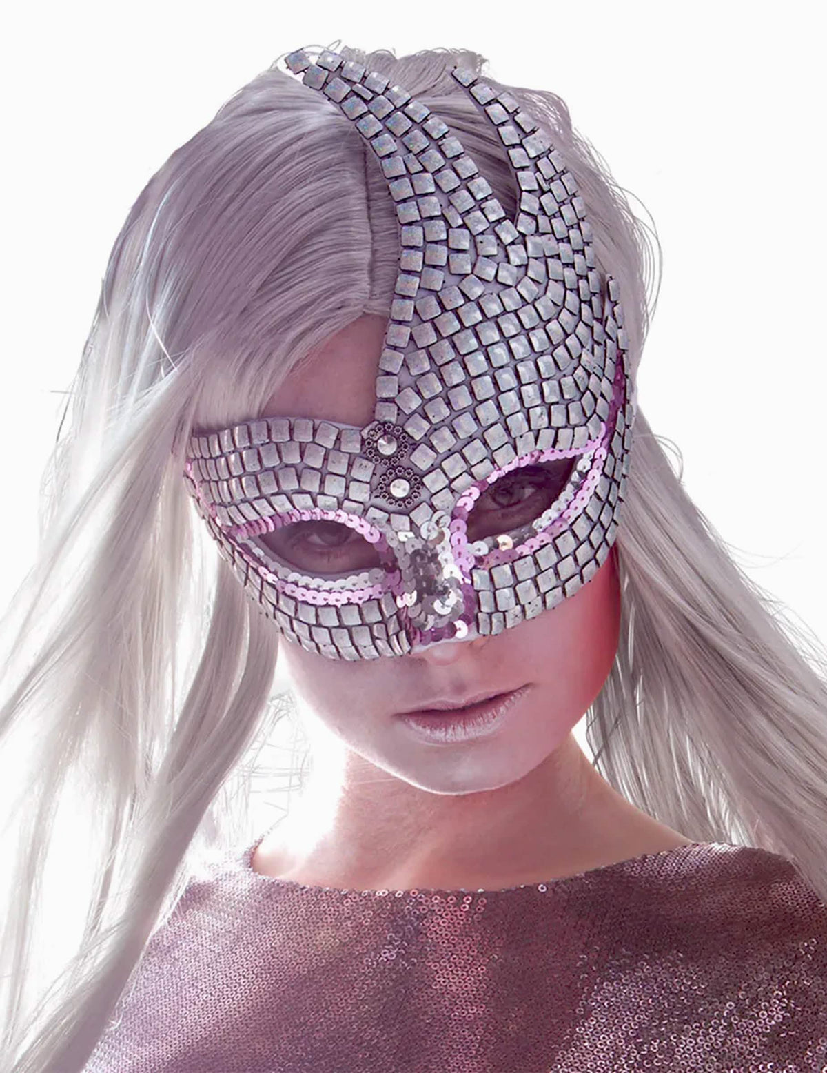 Prim-plan pe designul mozaic al măștii venețiene strălucitoare pentru adult