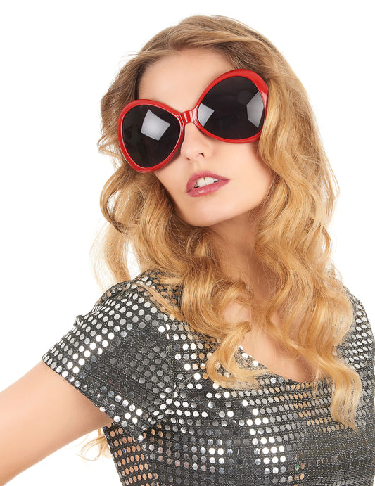 Vue de face portée des lunettes disco pour adulte rouge