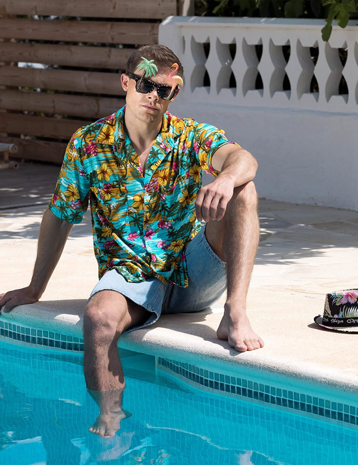 Pus în scenă la marginea unei piscine, ochelari hawaieni pentru adult