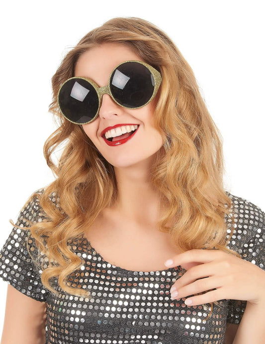 Vue de face portée des lunettes rondes paillettées pour adulte or