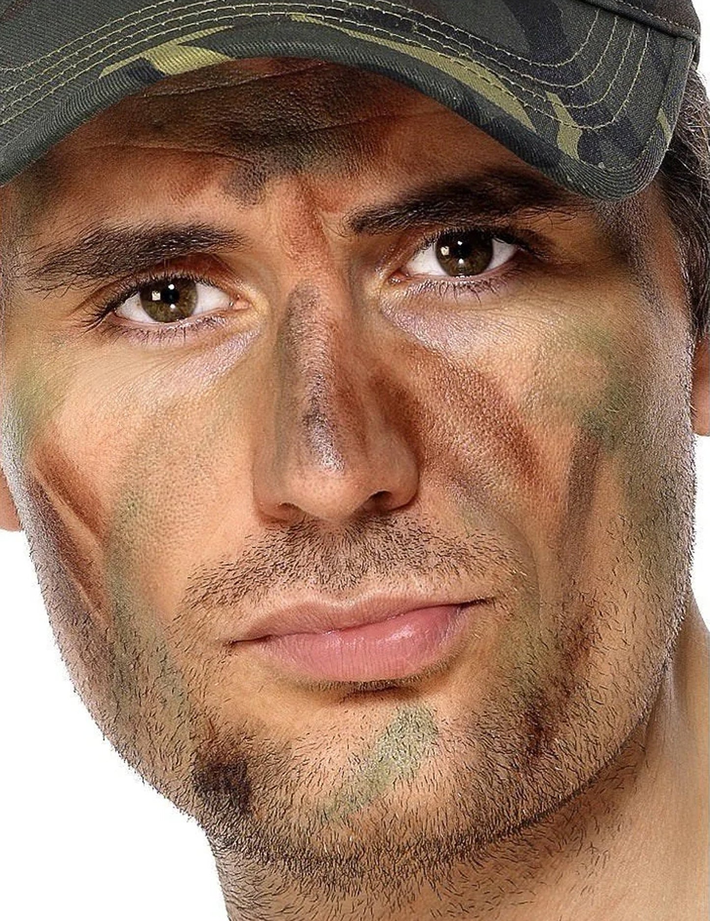 Prim-plan pe fața machiajului militar