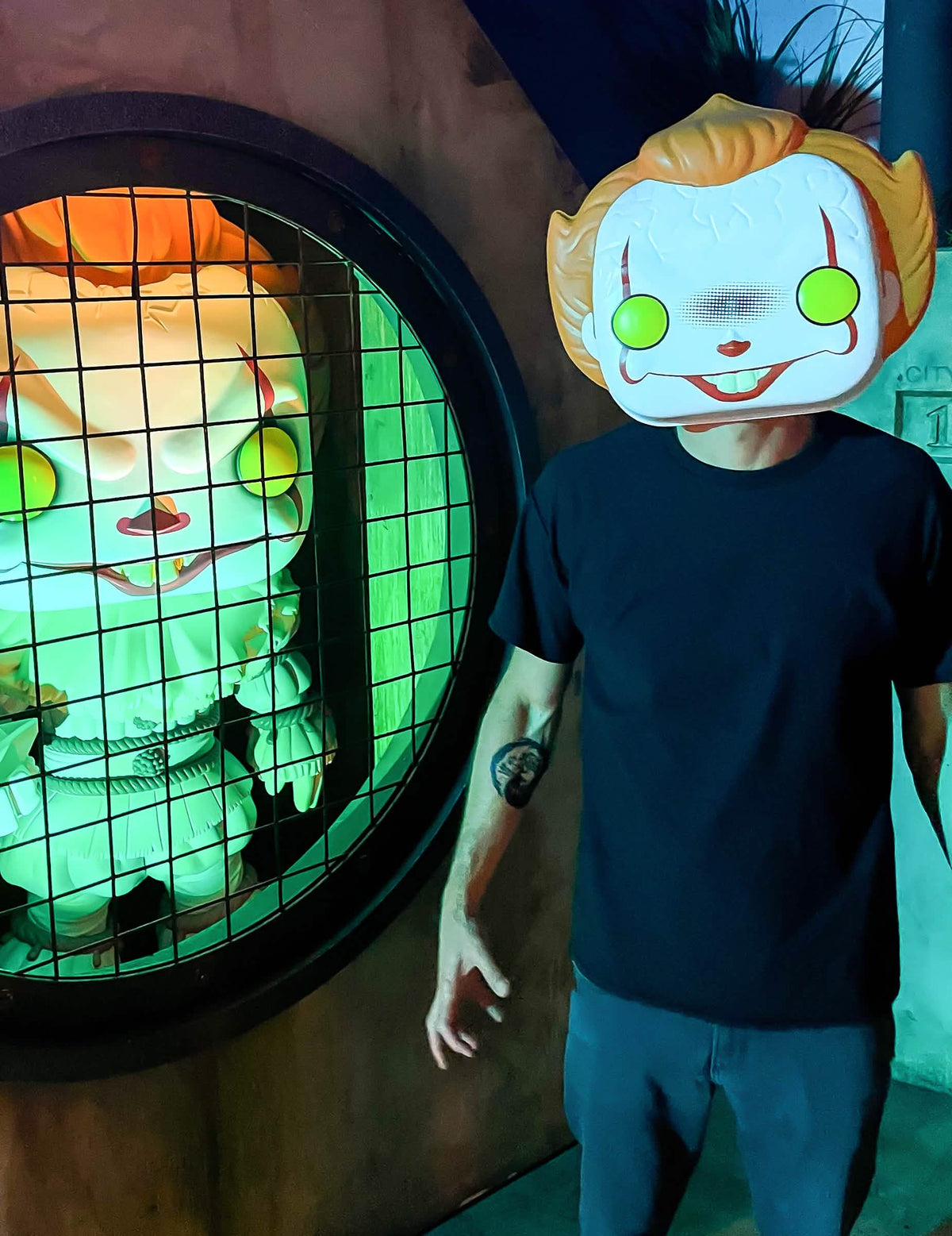 Mise en situation dans un décor d'horreur du masque Pennywise Funko Pop™