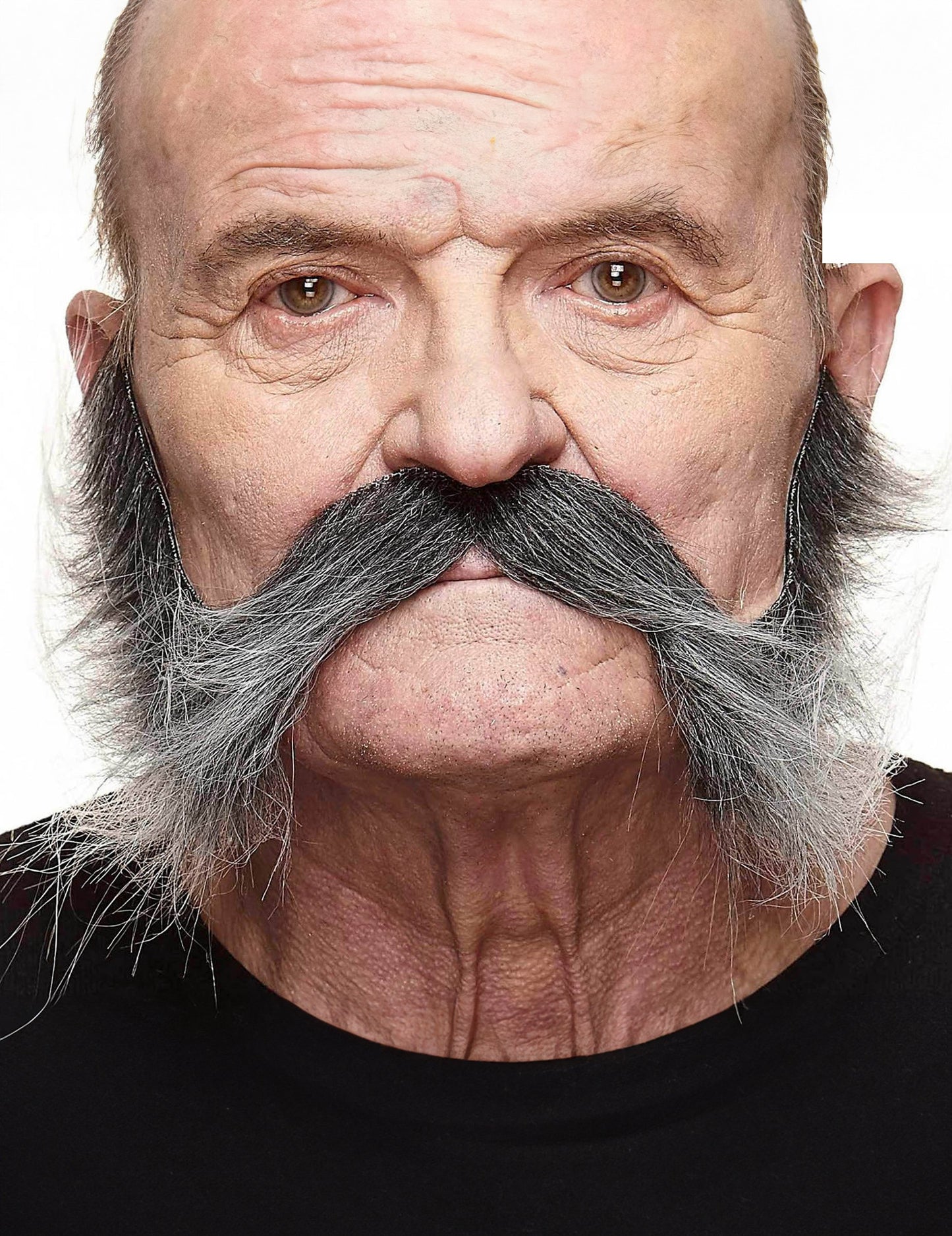 Mustață cu picioarele bărbaților în grabă