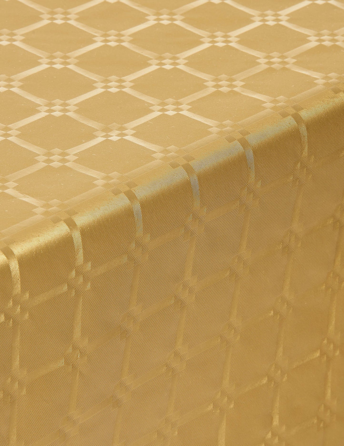 Gros plan sur le motif de la nappe en rouleau papier damassé pour fête doré jetable