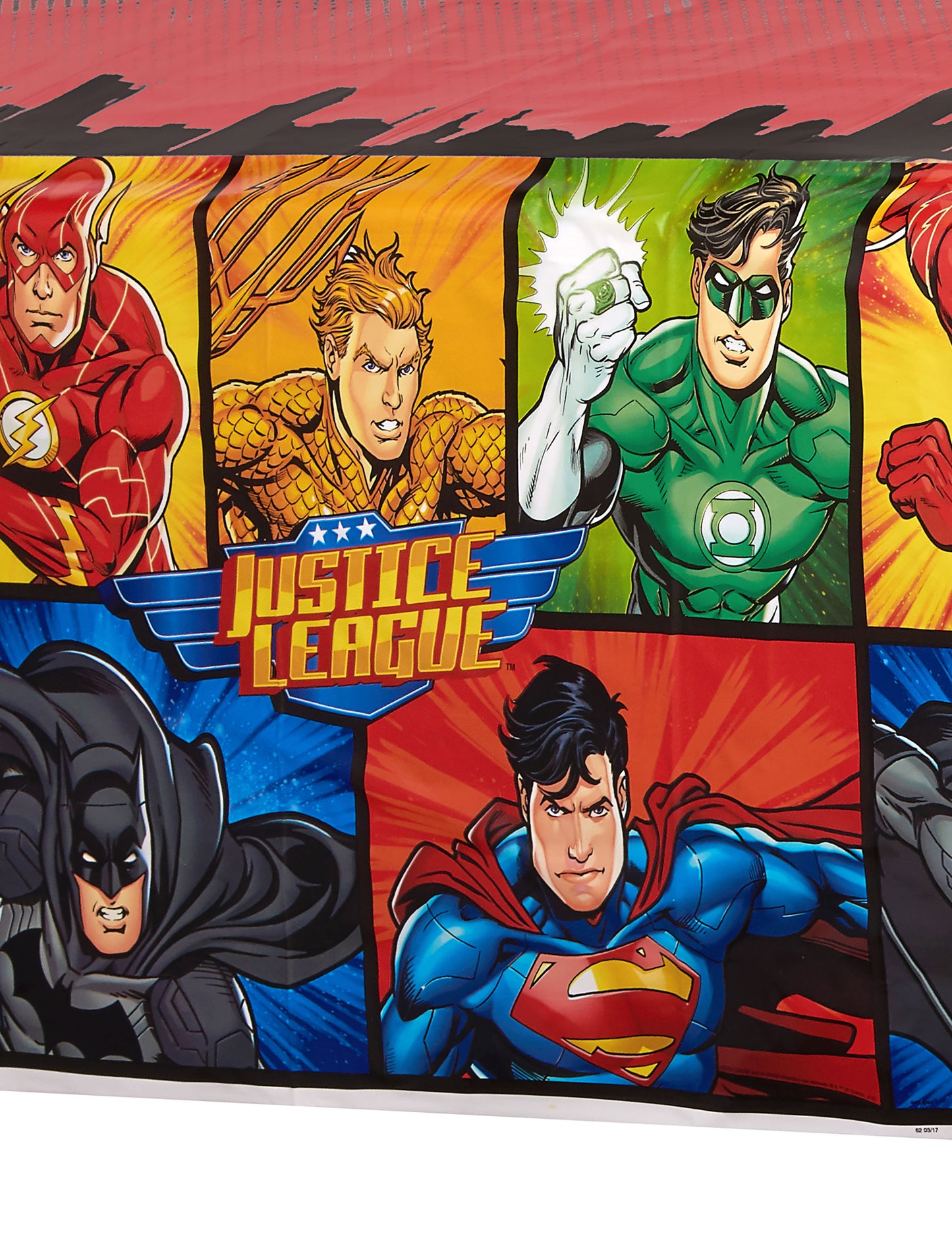 Detaliu al ilustrațiilor cu supereroi de pe fața de masă din plastic Justice League