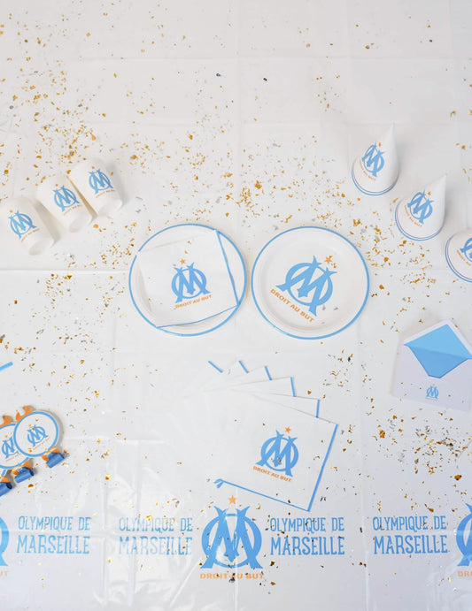 Mise en scène avec accessoires de fête de la nappe plastique OM