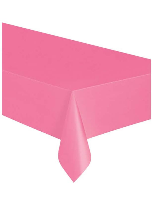 Gros plan sur le coin de la nappe rectangulaire rose en plastique