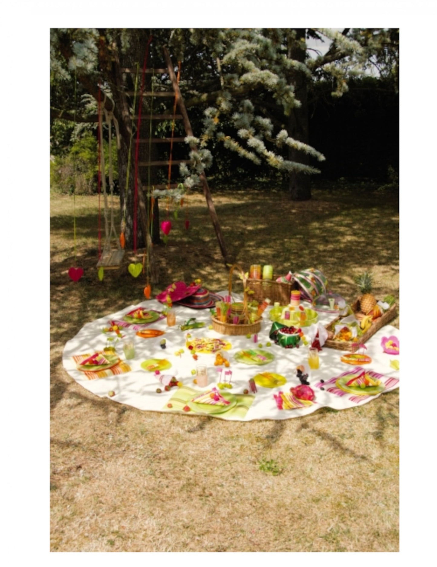 Față de masă rotundă albă, nețesută, 2,40 m, opacă, pentru nunți și botezuri