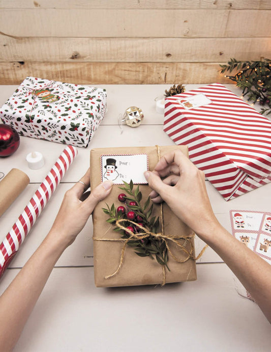 Mise en situation du papier cadeau houx de Noël