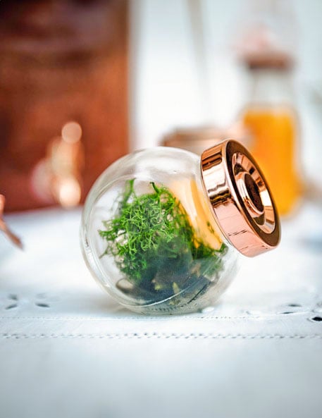 Mise en situation avec mousse décorative du petit pot en verre contenant à dragées pour fête