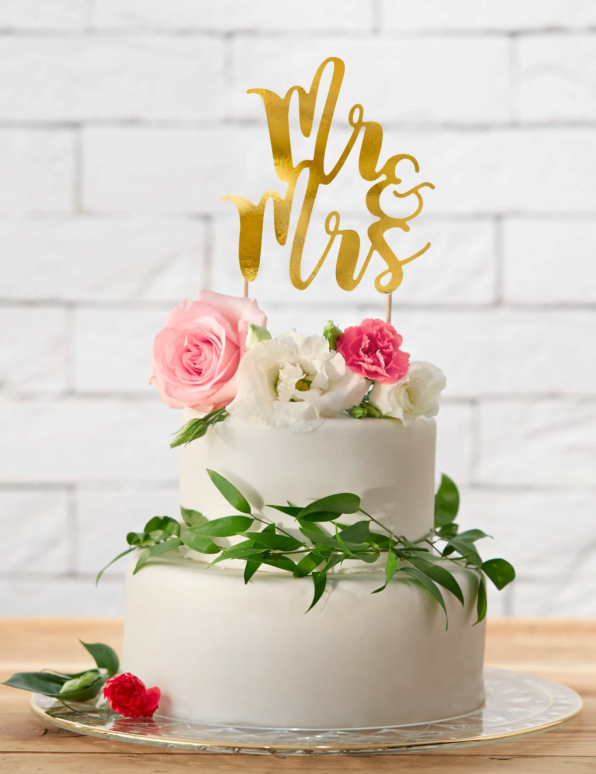 Scenă pe un tort cu topperele pentru tort Mr și Mrs pentru nuntă auriu din carton