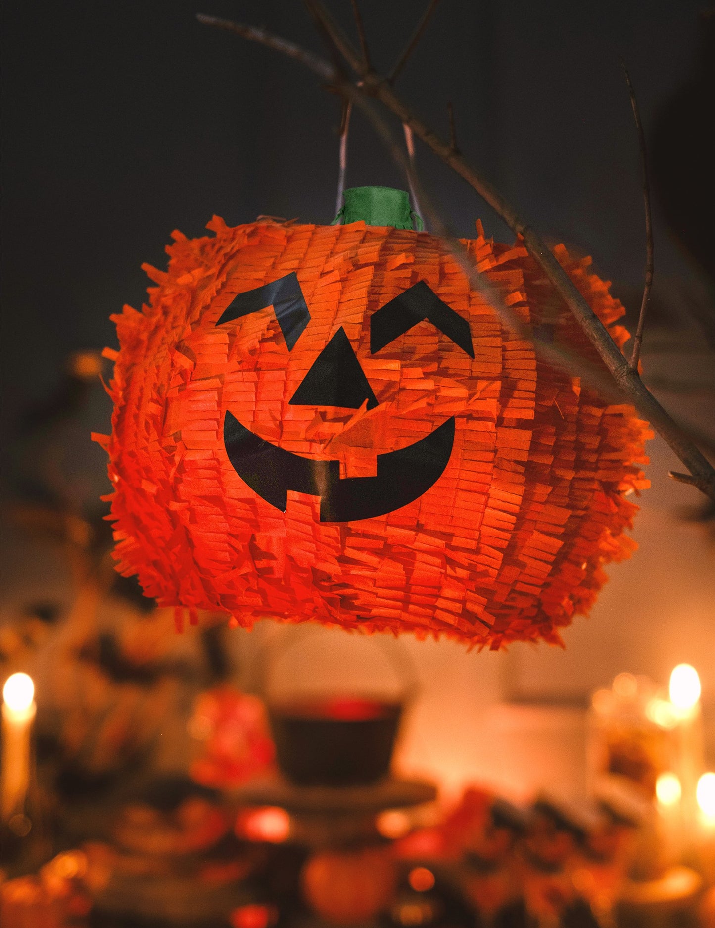 Situare pe o ramură a piniatei dovleac Halloween