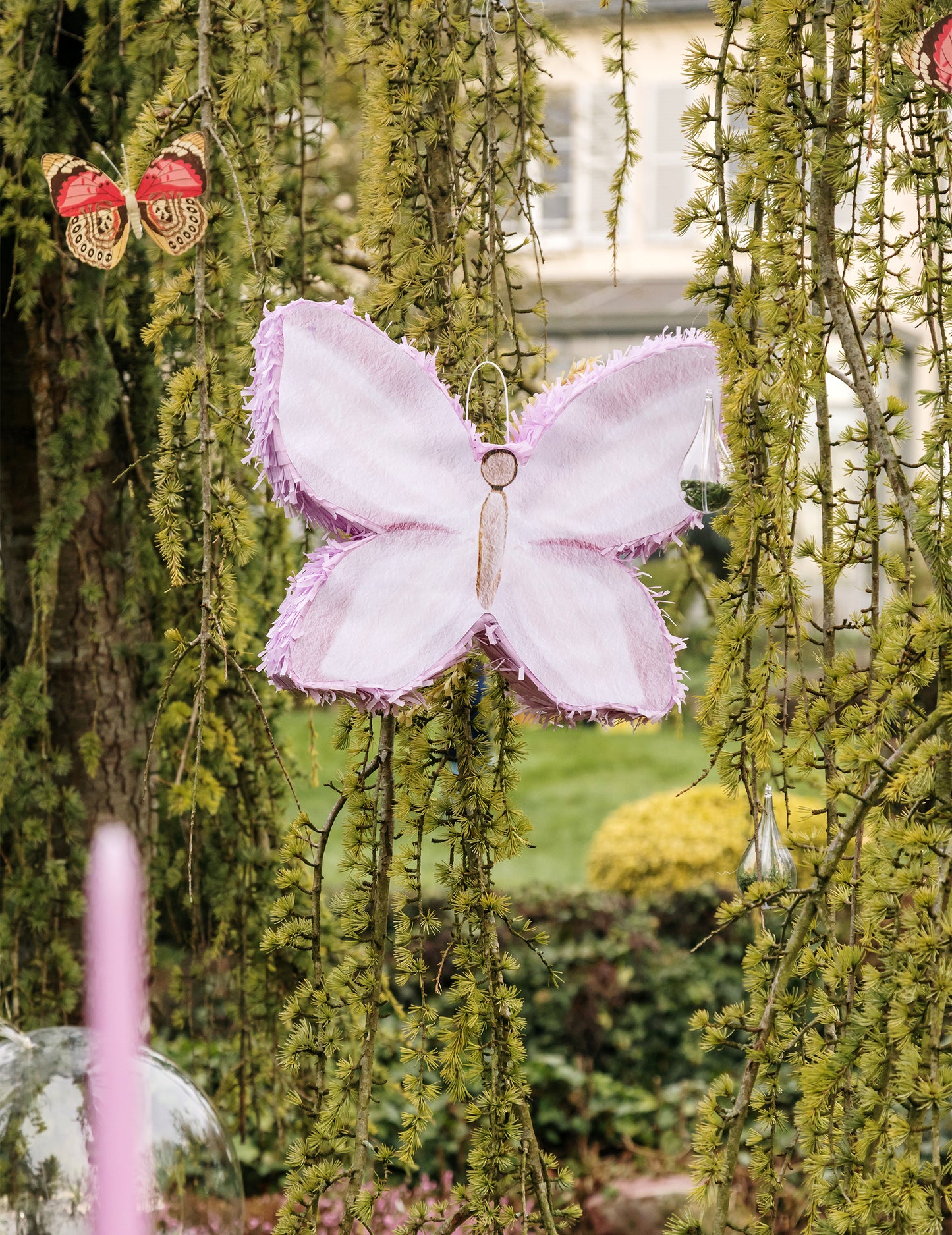 Pinată fluturi din carton, liliac și crem, 45 x 36 x 8 cm pentru ziua de naștere