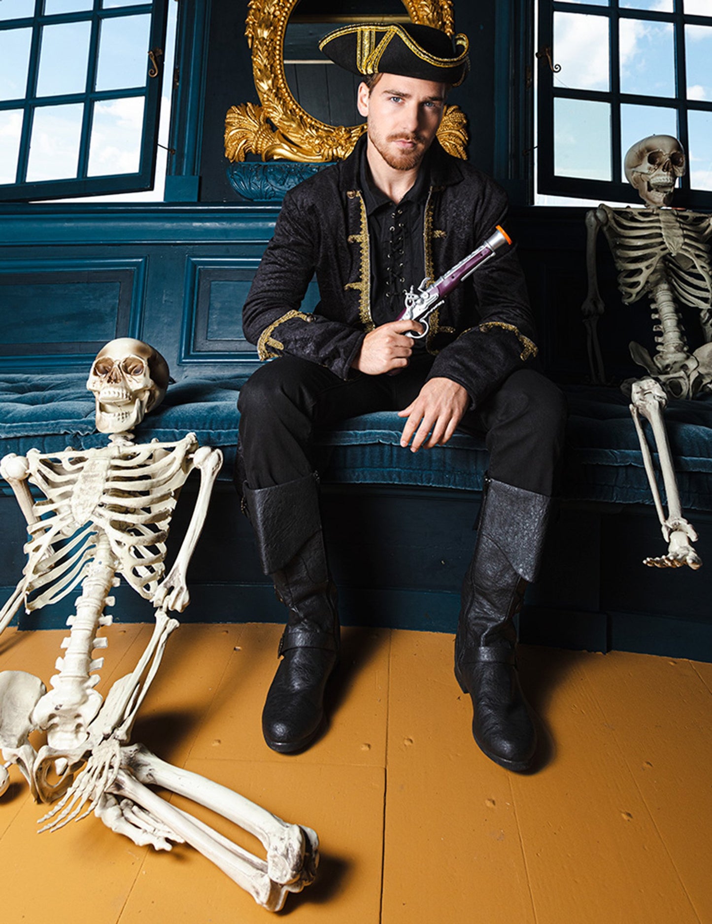 Pistol pirat din plastic maro