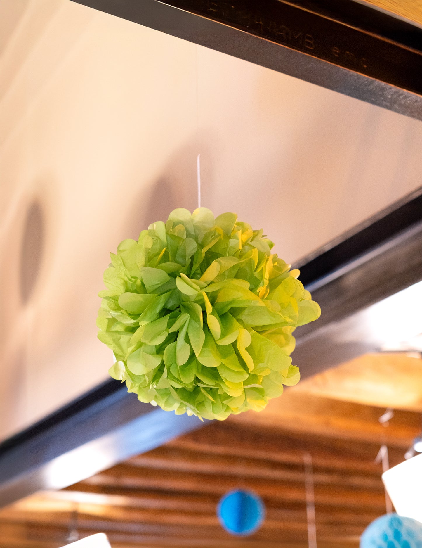Mise en situation du pompon à suspendre en papier de soie vert citron