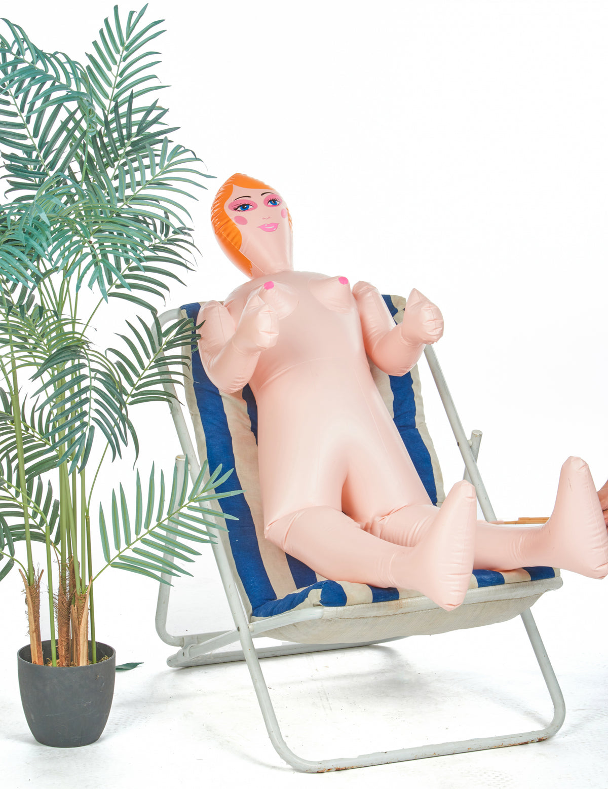 Mise en situation sur un transat de la poupée gonflable femme pour adulte