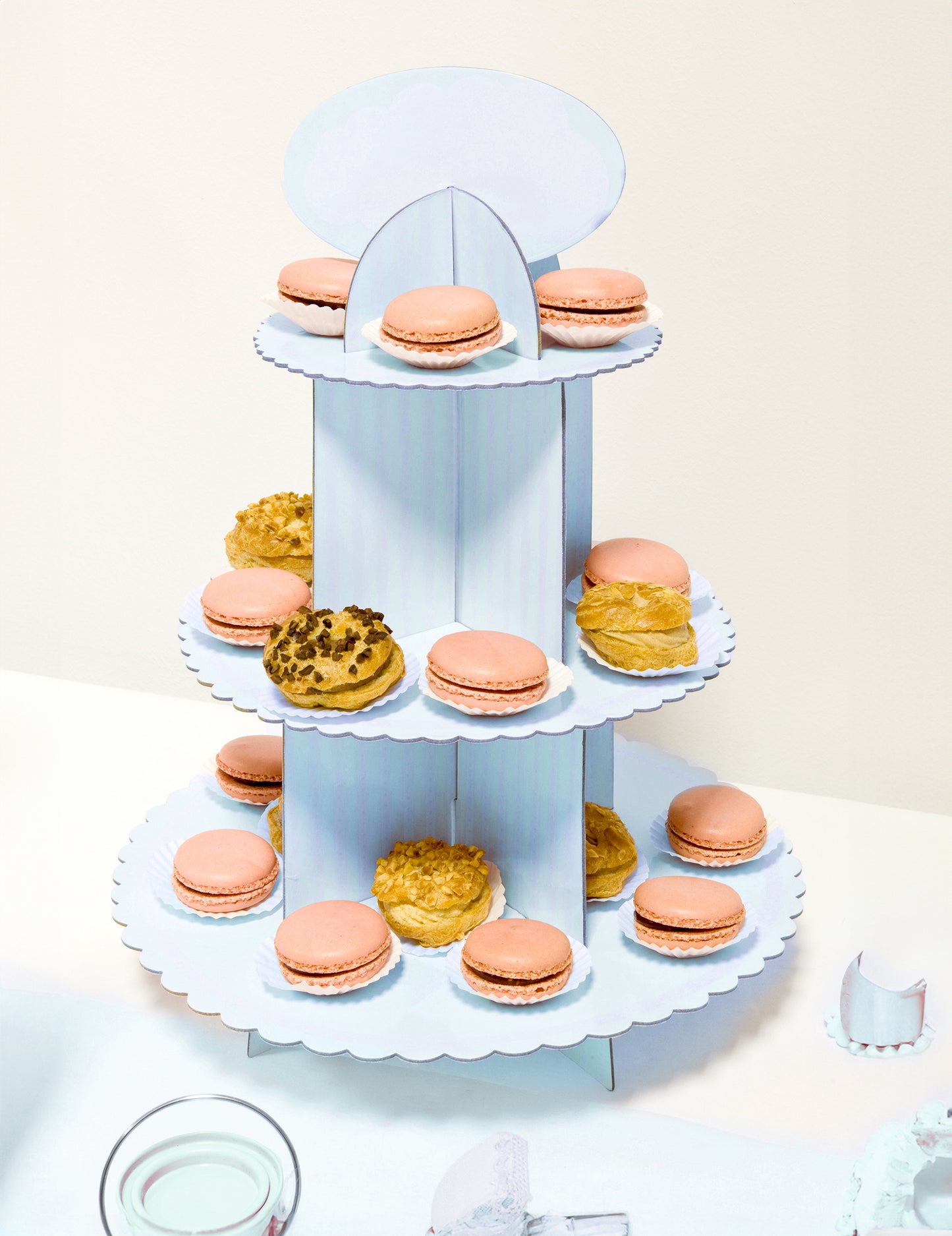 Mise en situation avec macarons du présentoir à cupcake en carton pour baby shower