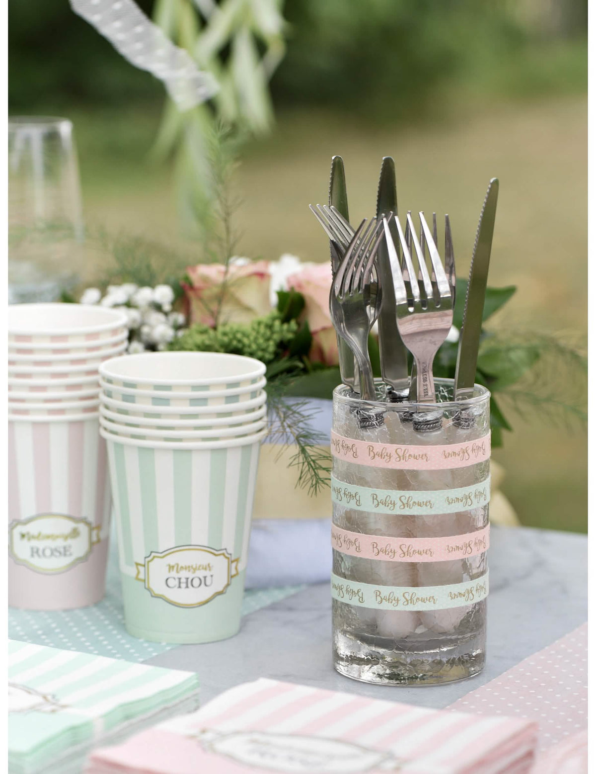 Punerea în scenă a benzii adezive din bumbac pentru baby shower