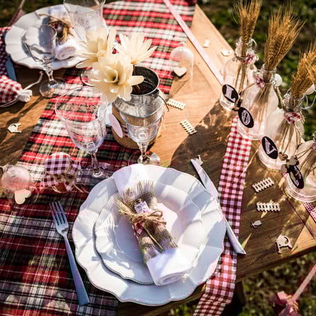 Mise en situation sur une table du ruban en lin vichy rétro style guinguette