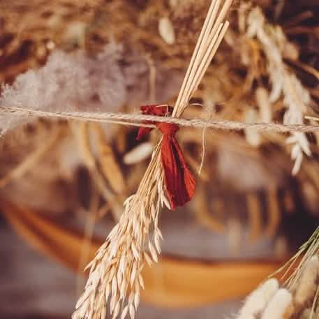 Detaliul nodului panglicii din bumbac gază pentru decorațiune boho