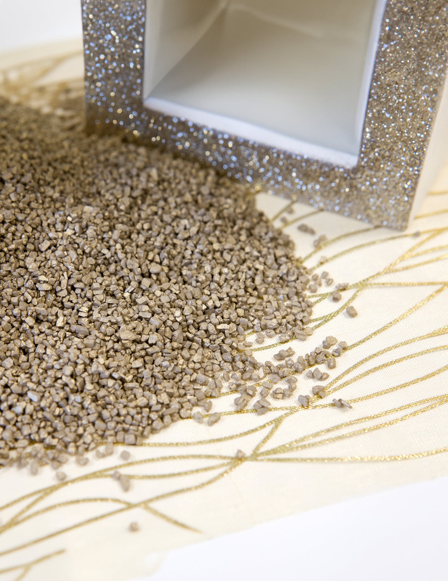 Prim-plan al texturii nisipului metalizat pentru decorarea mesei