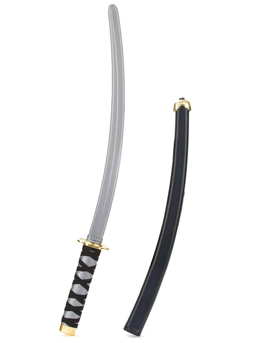 Gros plan sur la lame et le fourreau du sabre ninja en plastique pour adulte