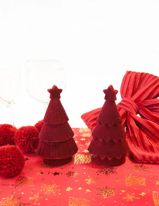 Mise en situation de deux modèles du sapin de Noël en résine pour décoration chic