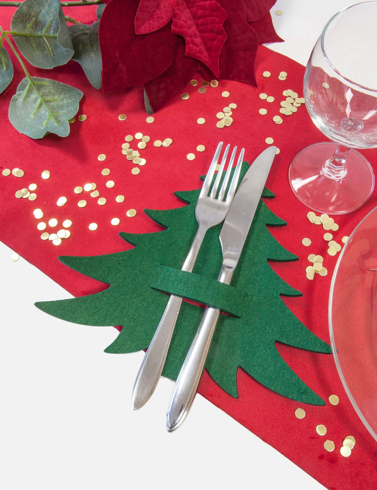 Mise en situation avec couverts du sapin porte-couverts en feutrine pour décoration de table vert