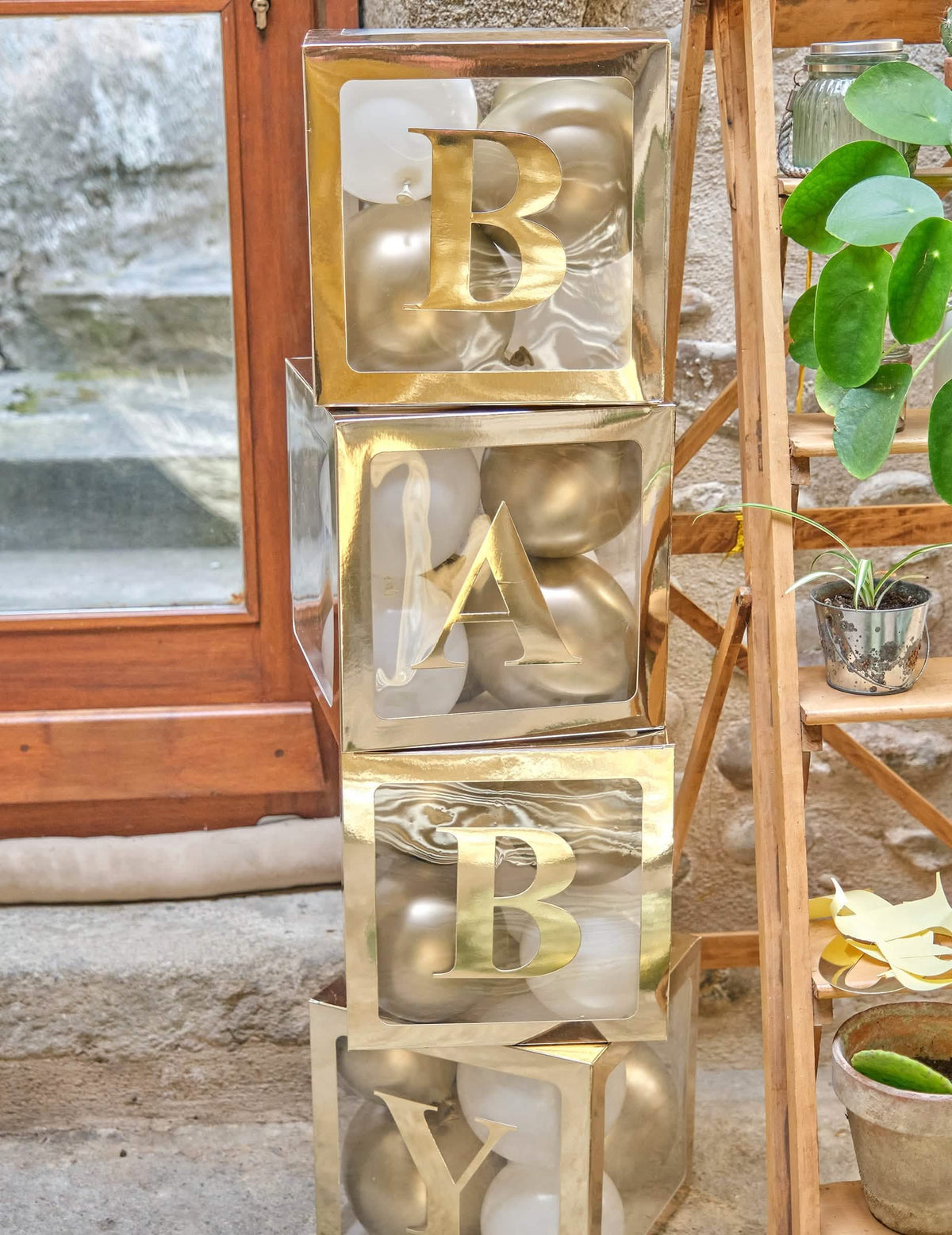 Punere în scenă pe cutii cu baloane, stickere baby pentru baby shower aurii