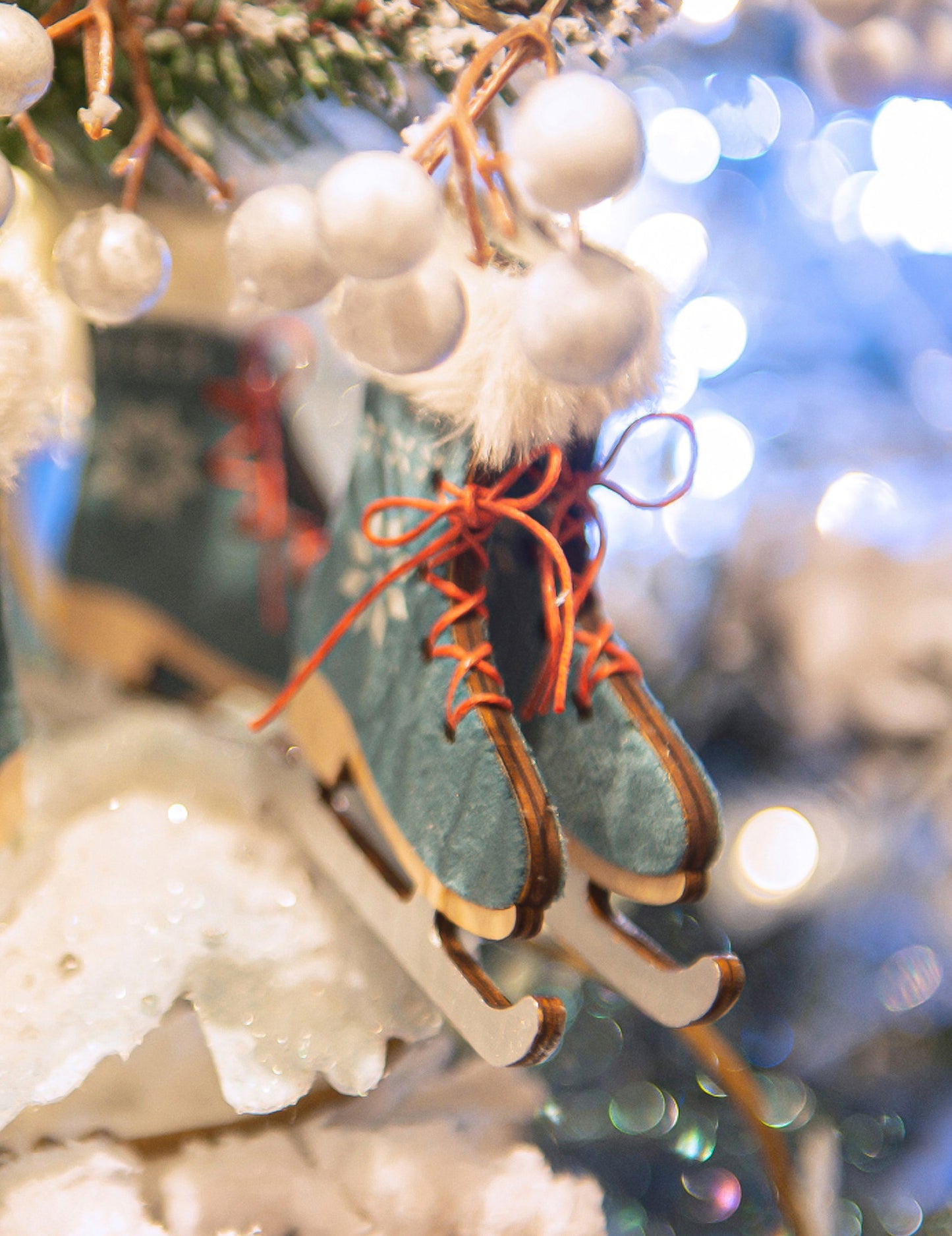 Ornament de Crăciun pentru patine de gheață albastre 9 cm cu blană artificială