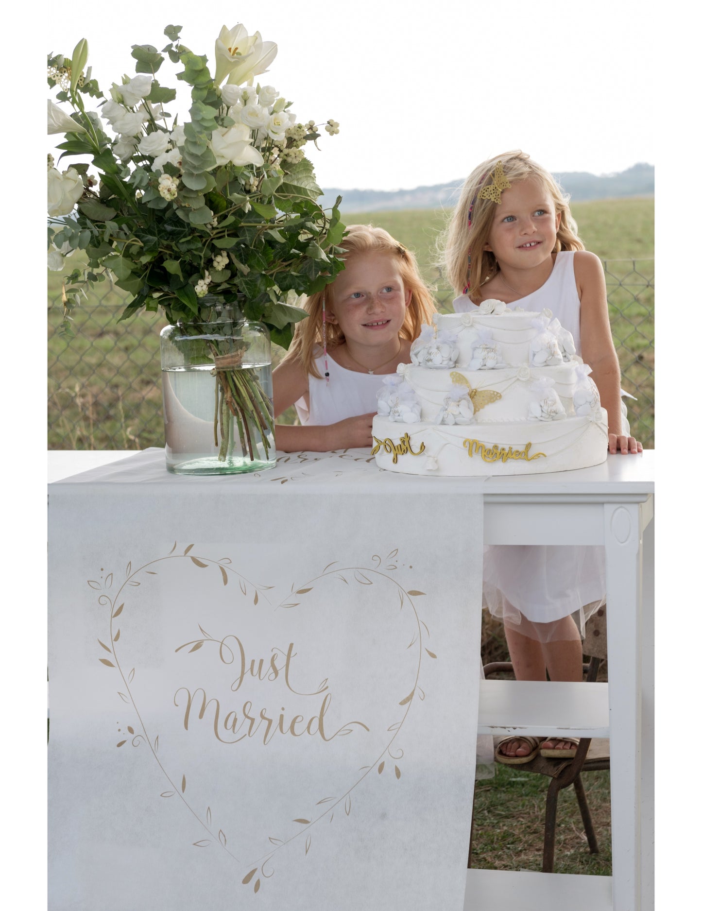 Mise en situation sur une table du tapis de cérémonie Just Married