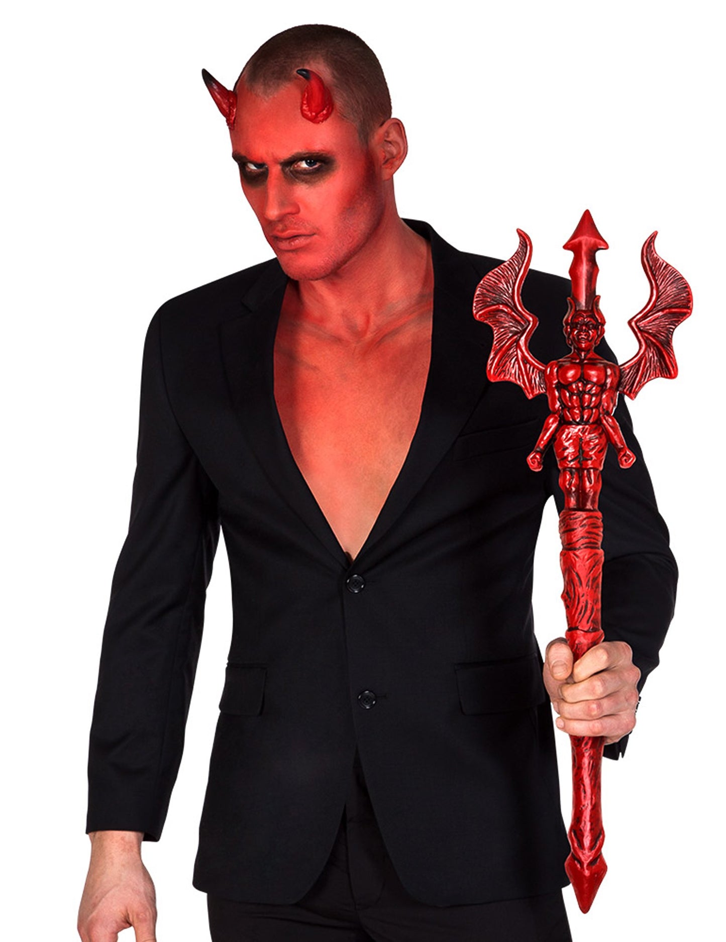 Prezentarea tridentului diavolului din plastic roșu purtat de un bărbat