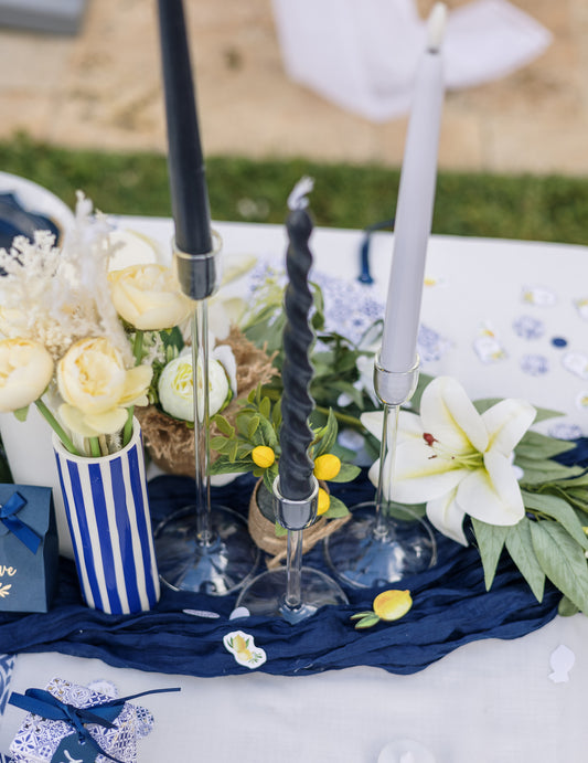 Mise en situation du vase en céramique pour décoration de fête bleu roi et blanc à rayures