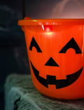 Găleți și pungi pentru bomboane de Halloween