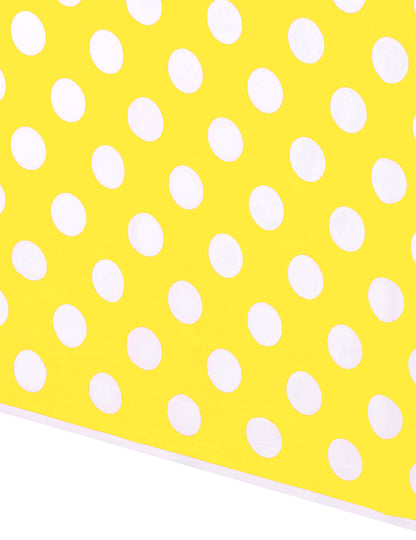 Détail des motifs de la nappe en plastique jaune à pois blancs pour fête