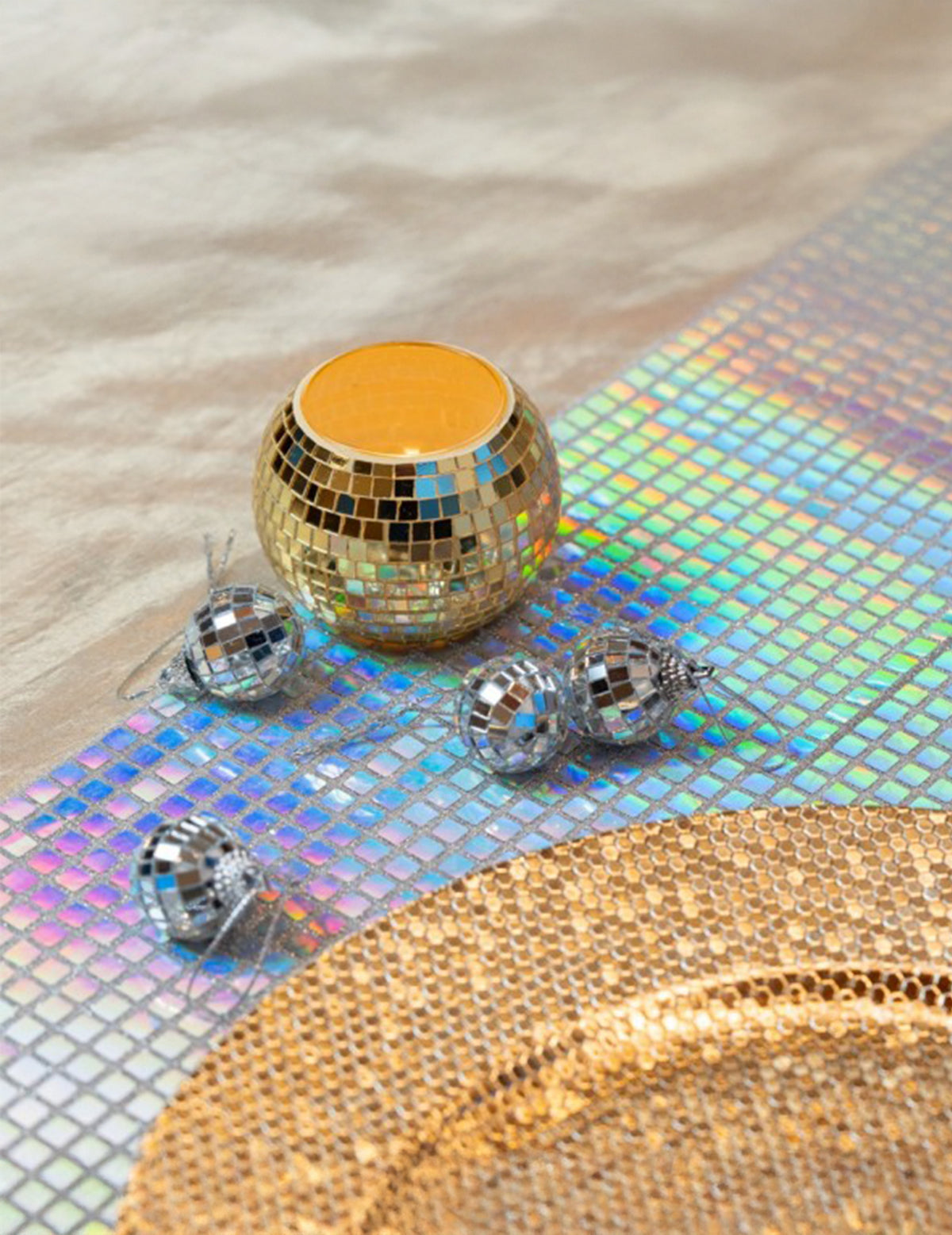 Mise en situation sur table du photophore boule à facettes pour décoration de fête
