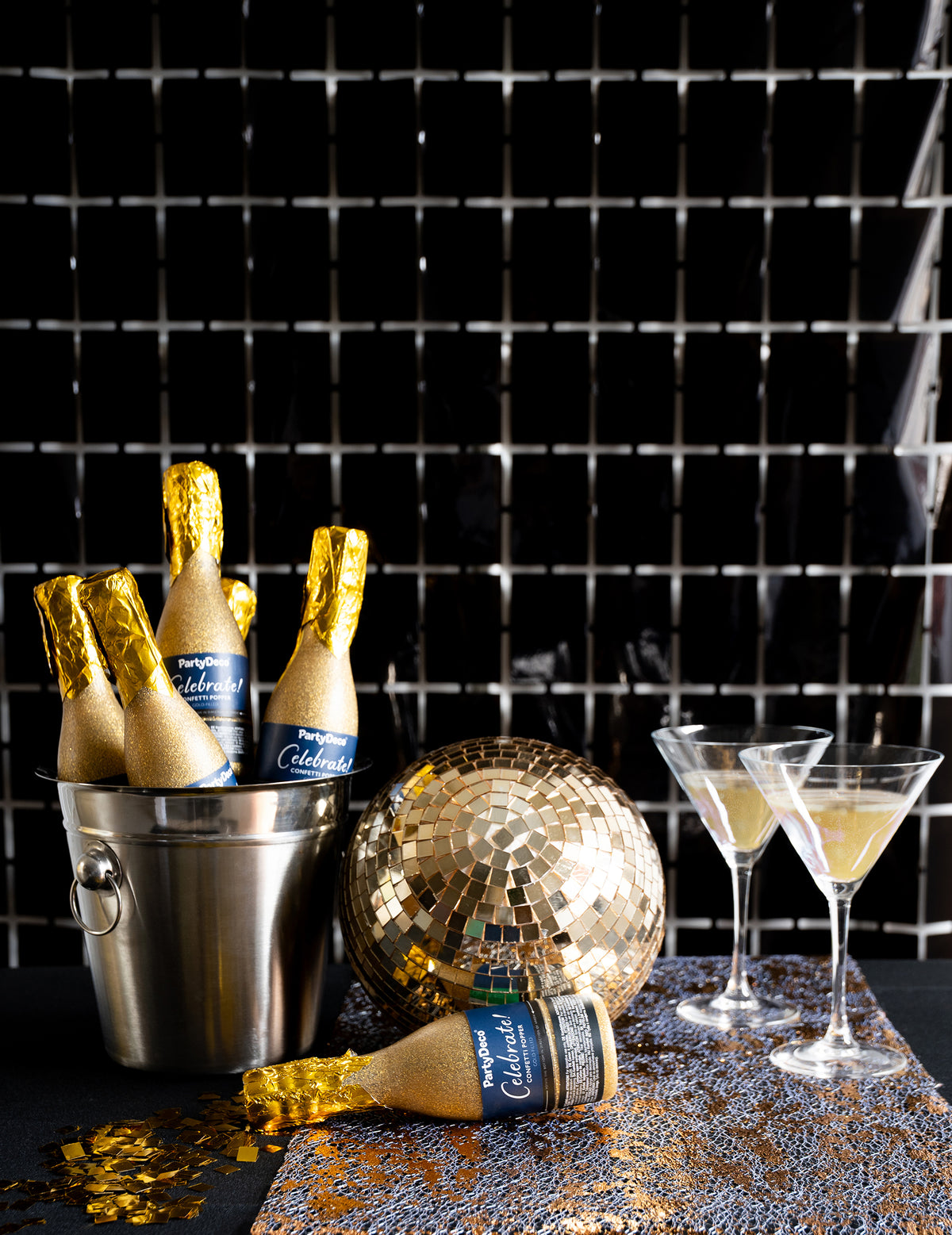 Mise en scène avec accessoires du rideau de carrés noires pour décoration de fête noir brillant