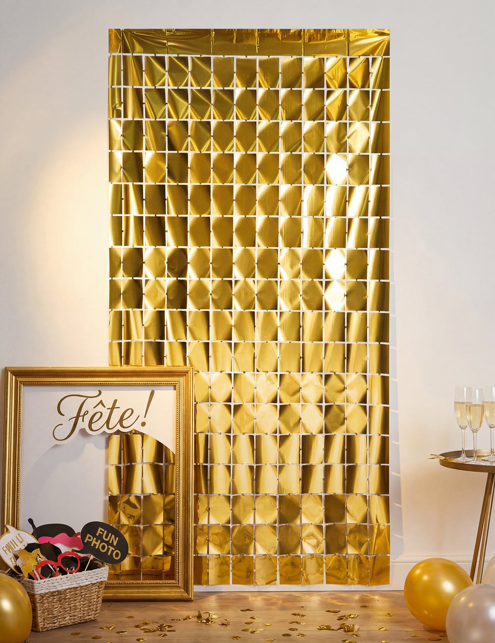 Mise en scène du rideau de carrés dorés pour décoration de fête scintillant